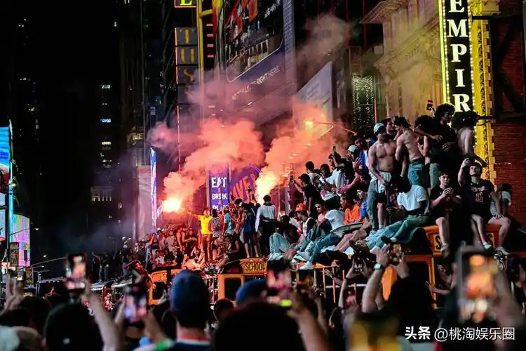 纽约蓝月奇迹：数万人涌上街头，曼城夺冠游行引爆全城